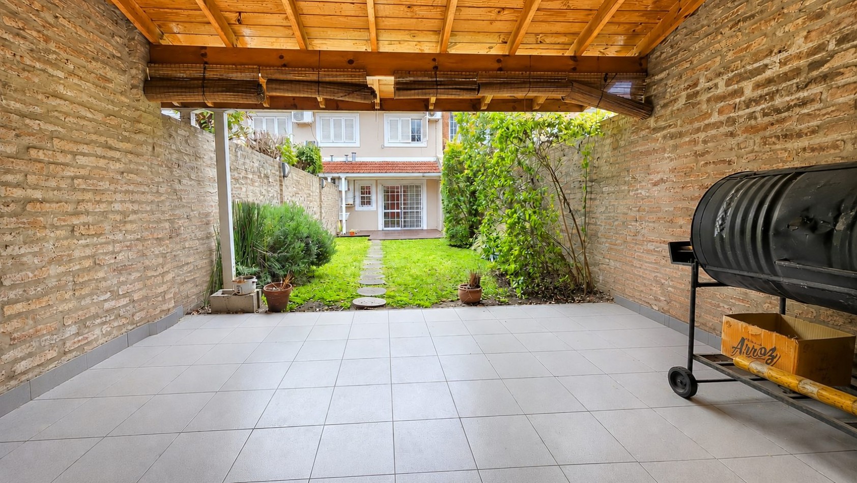 TRIPLEX 4 AMBIENTES CON JARDIN, QUINCHO Y COCHERA | APTO CREDITO | LOMAS DE ZAMORA