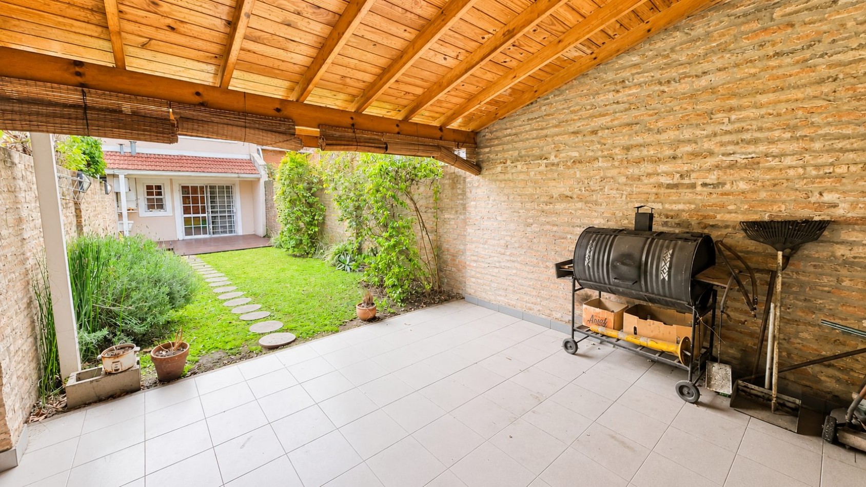 TRIPLEX 4 AMBIENTES CON JARDIN, QUINCHO Y COCHERA | APTO CREDITO | LOMAS DE ZAMORA