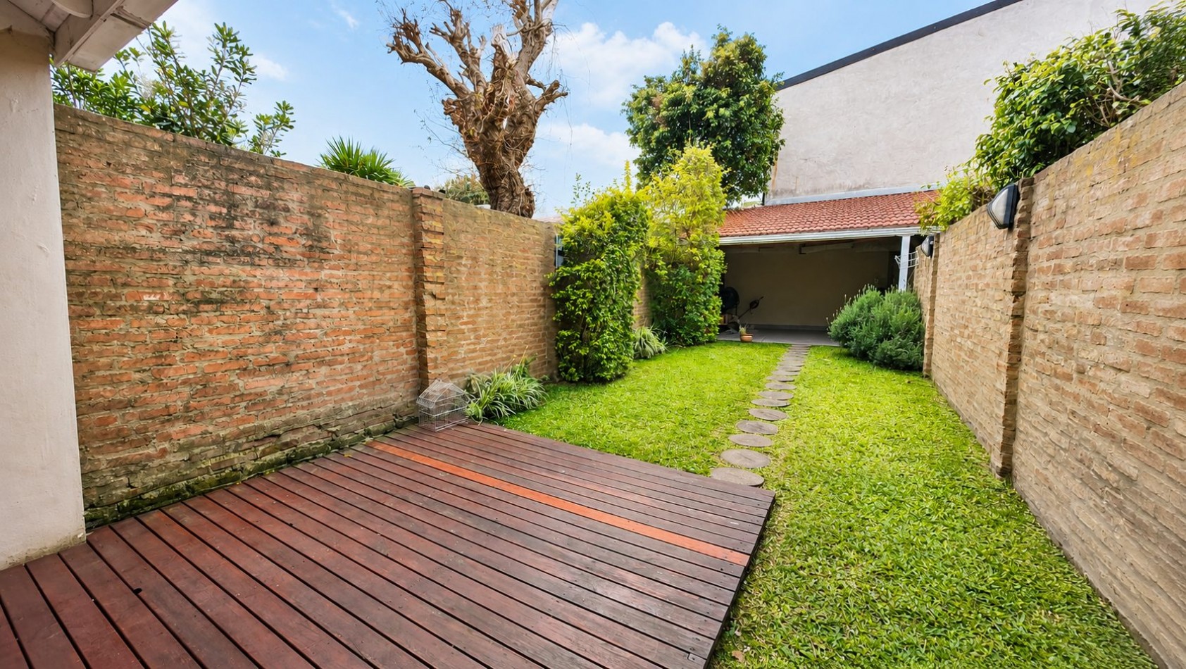 TRIPLEX 4 AMBIENTES CON JARDIN, QUINCHO Y COCHERA | APTO CREDITO | LOMAS DE ZAMORA