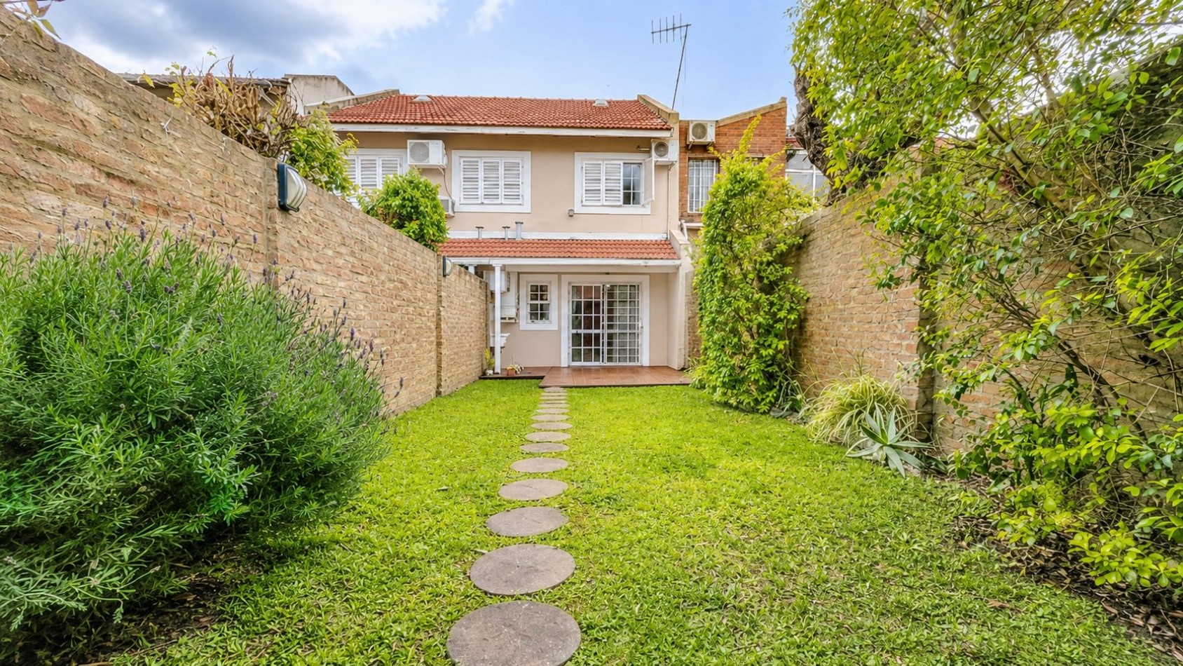 TRIPLEX 4 AMBIENTES CON JARDIN, QUINCHO Y COCHERA | APTO CREDITO | LOMAS DE ZAMORA