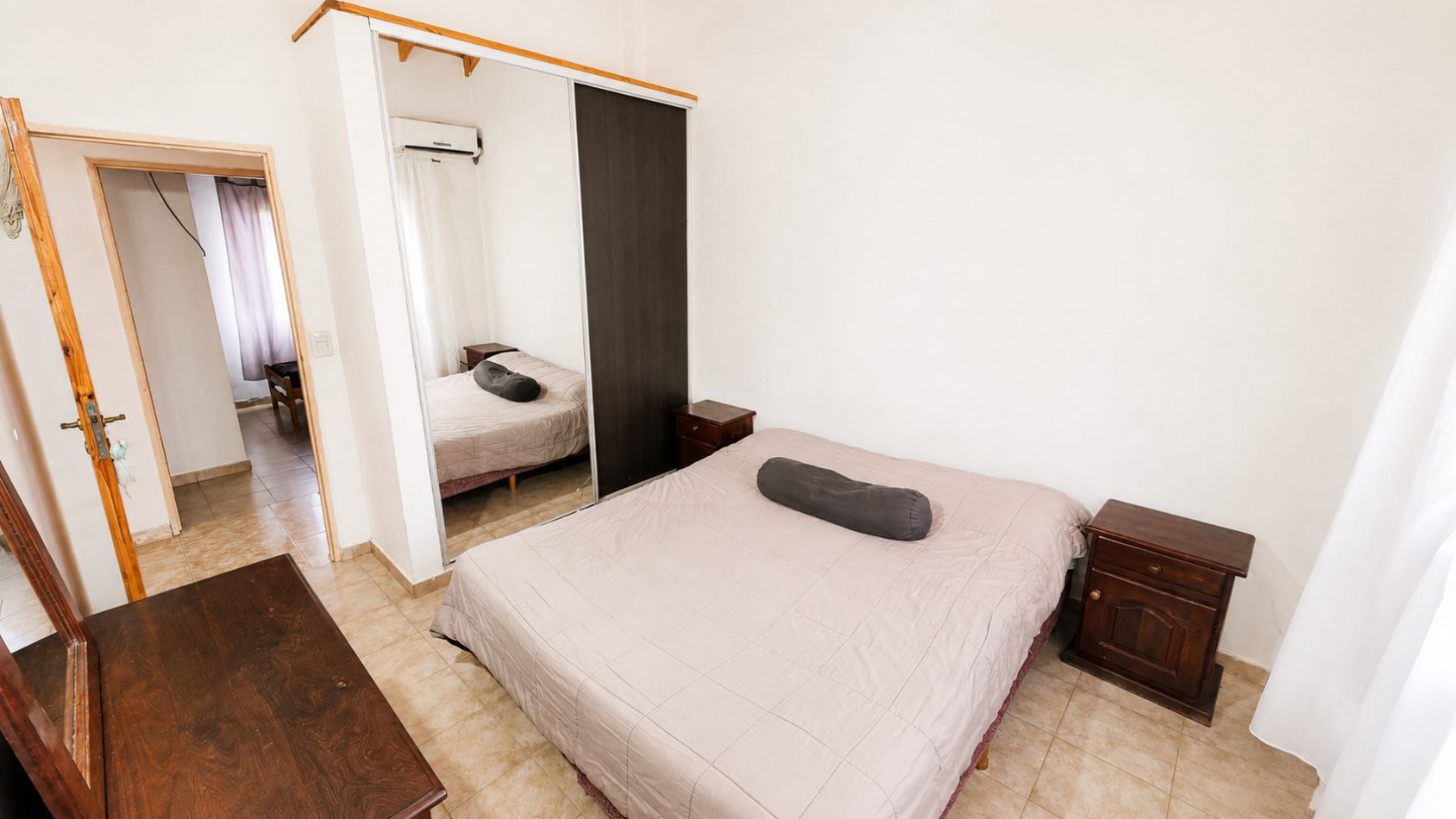 Casa 3 ambientes con amplio lote, entrada para varios autos y jardin - Malvinas Argentinas