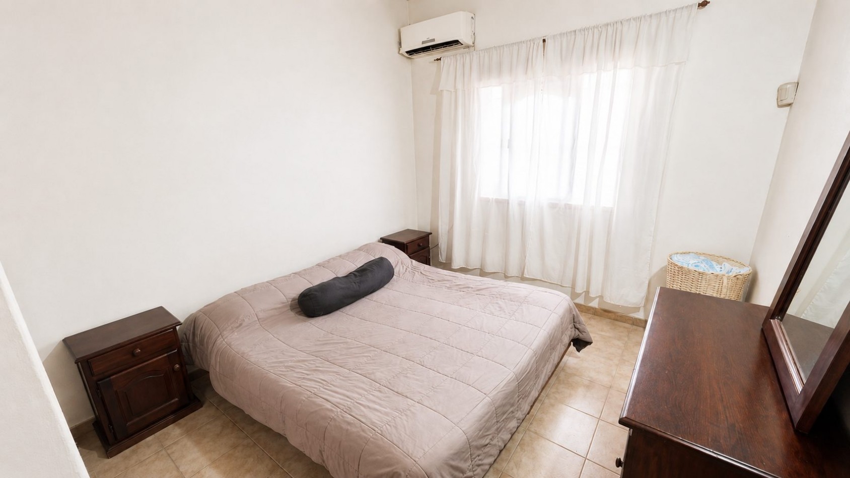 Casa 3 ambientes con amplio lote, entrada para varios autos y jardin - Malvinas Argentinas