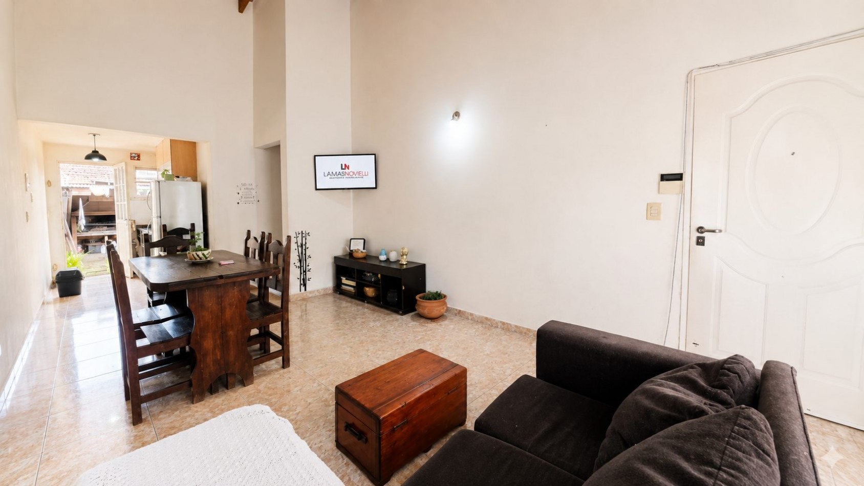 Casa 3 ambientes con amplio lote, entrada para varios autos y jardin - Malvinas Argentinas
