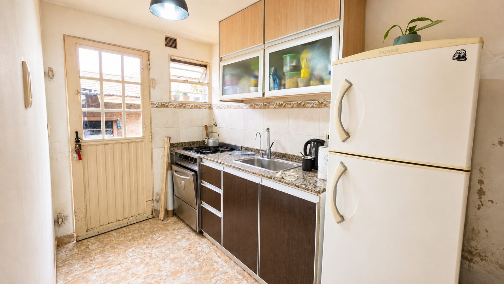 Casa 3 ambientes con amplio lote, entrada para varios autos y jardin - Malvinas Argentinas