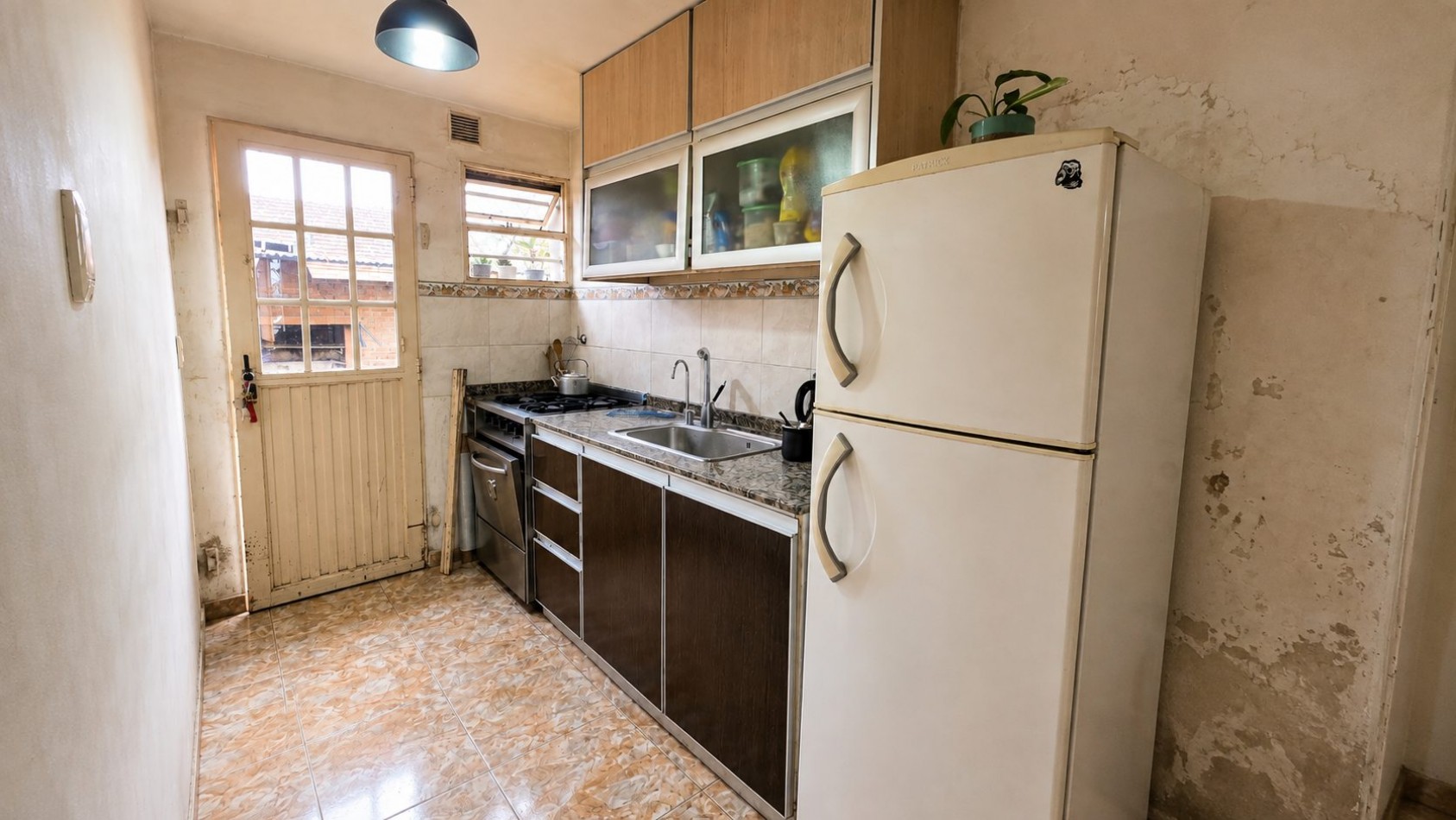 Casa 3 ambientes con amplio lote, entrada para varios autos y jardin - Malvinas Argentinas