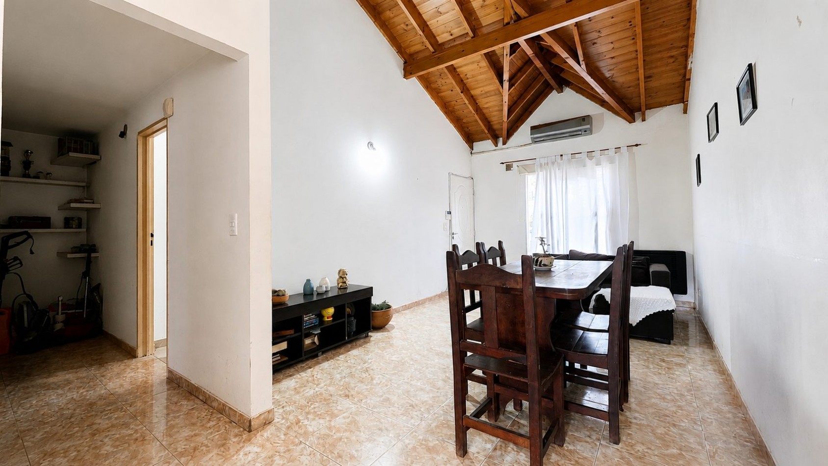 Casa 3 ambientes con amplio lote, entrada para varios autos y jardin - Malvinas Argentinas