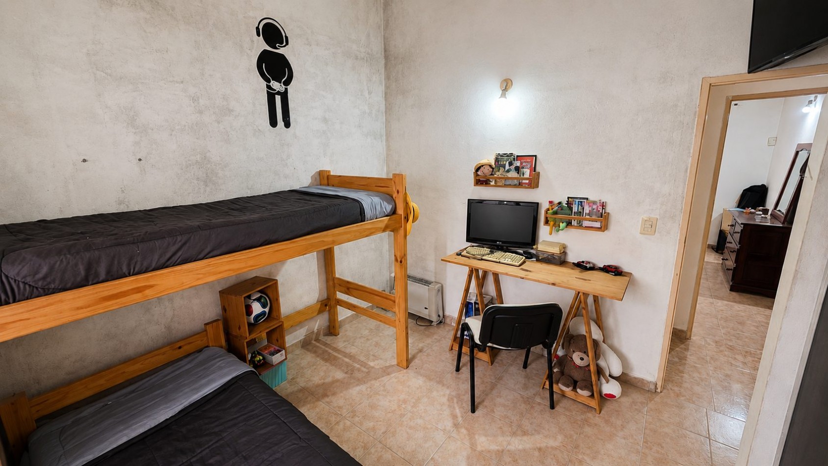 Casa 3 ambientes con amplio lote, entrada para varios autos y jardin - Malvinas Argentinas