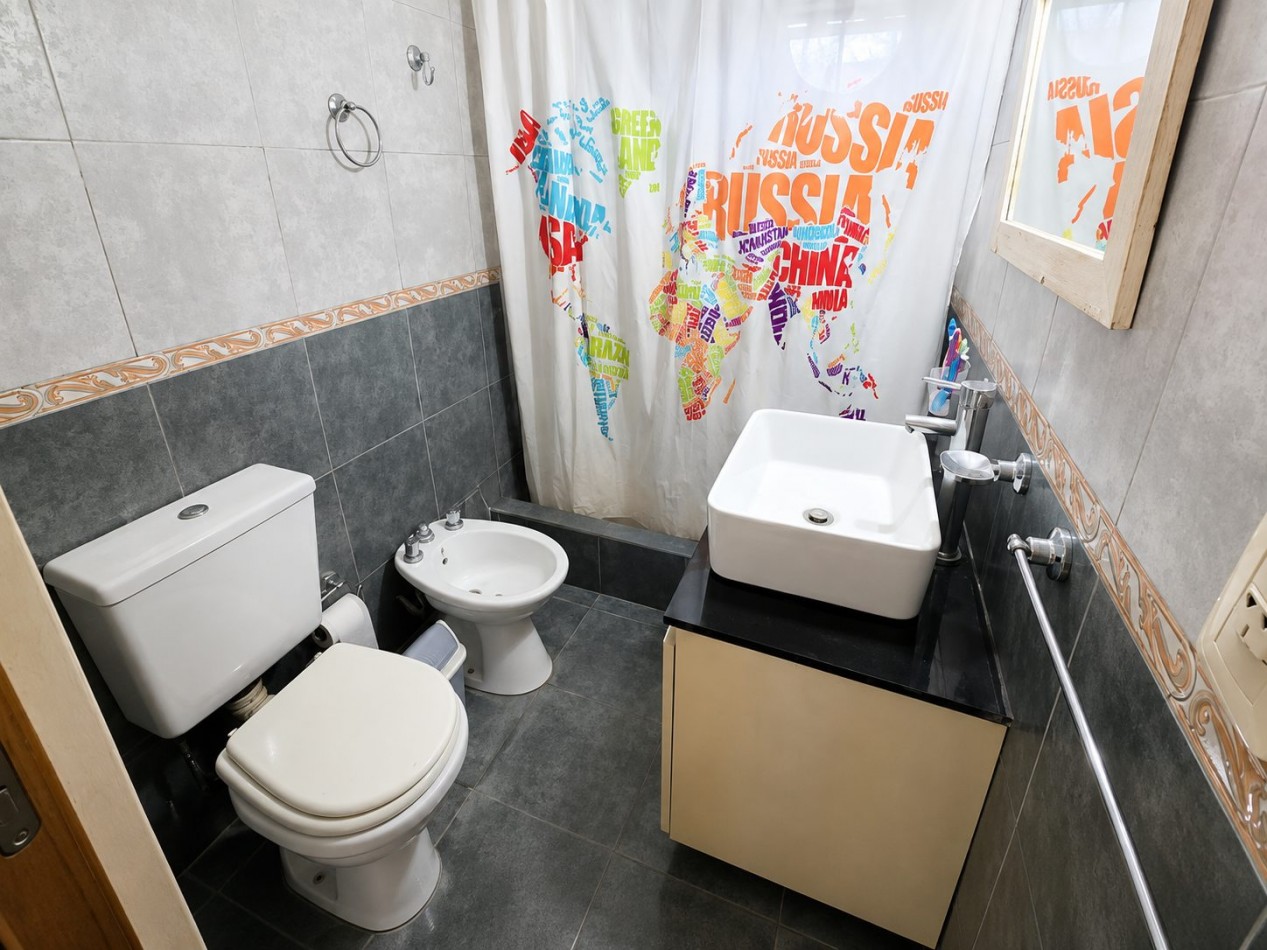 Casa 3 ambientes con amplio lote, entrada para varios autos y jardin - Malvinas Argentinas