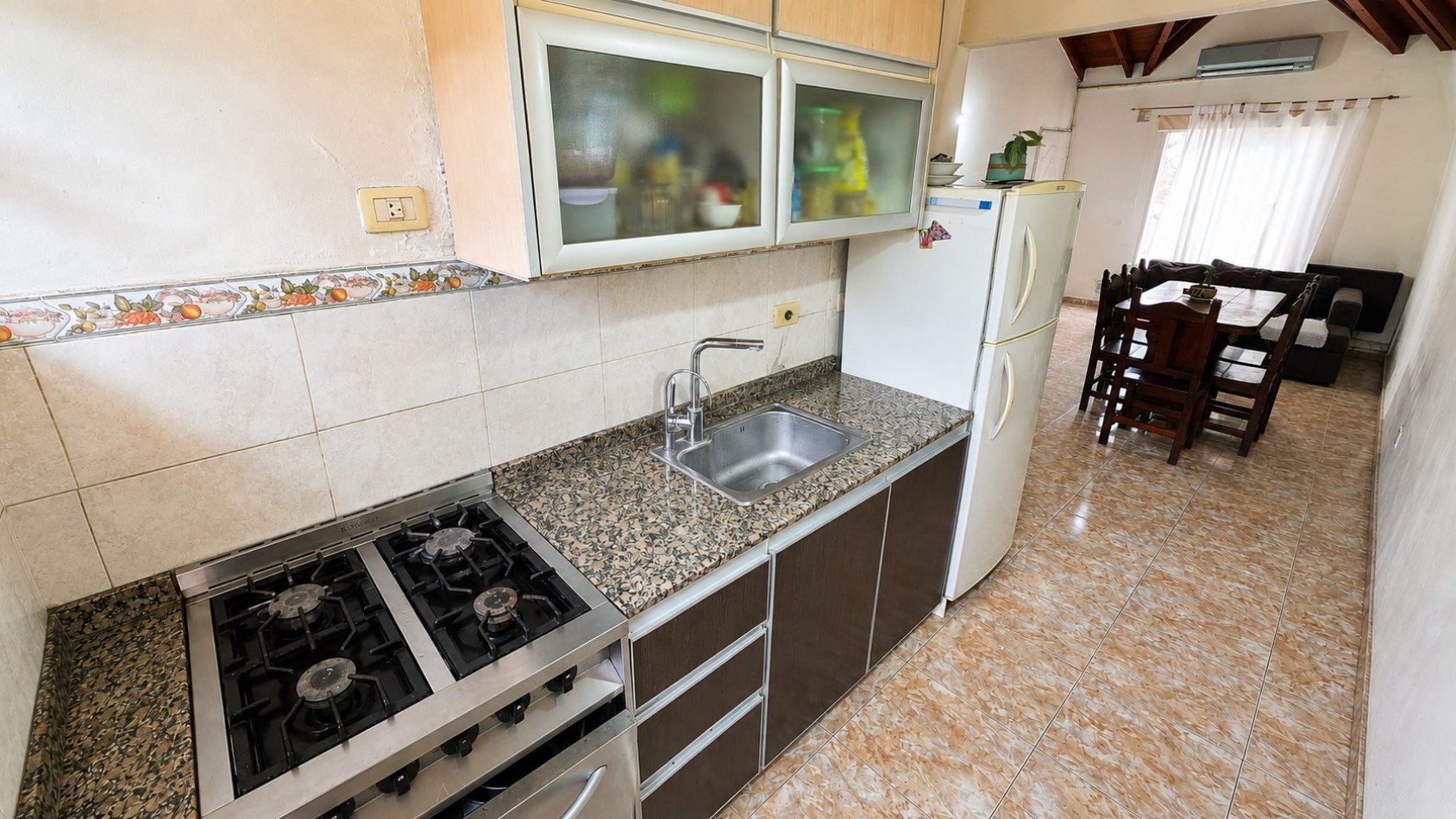 Casa 3 ambientes con amplio lote, entrada para varios autos y jardin - Malvinas Argentinas