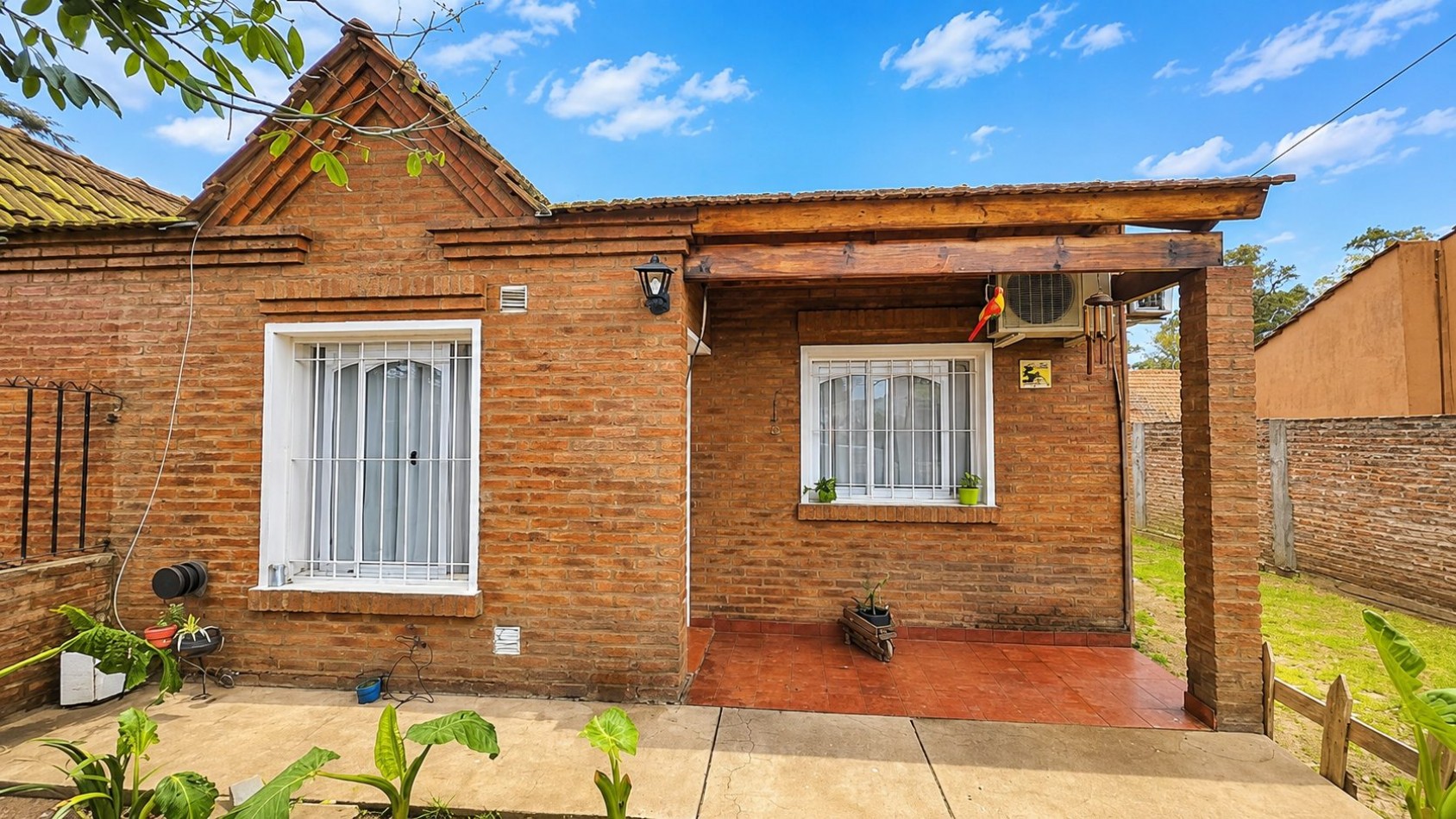Casa 3 ambientes con amplio lote, entrada para varios autos y jardin - Malvinas Argentinas