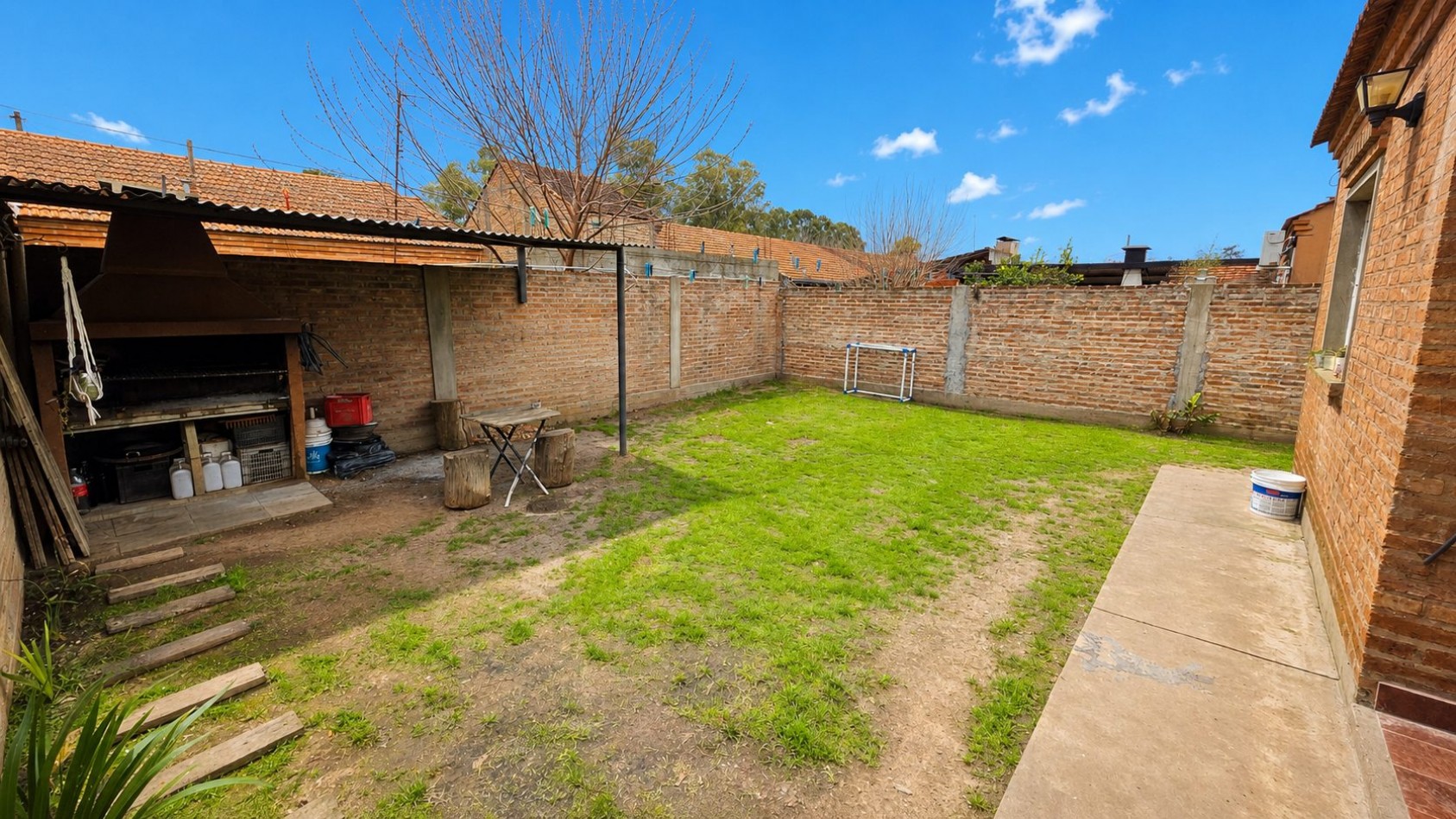 Casa 3 ambientes con amplio lote, entrada para varios autos y jardin - Malvinas Argentinas