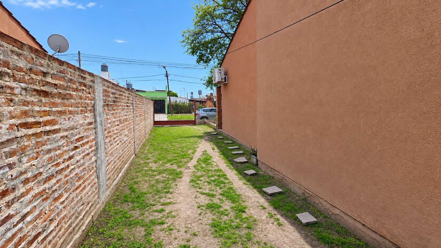 Casa 3 ambientes con amplio lote, entrada para varios autos y jardin - Malvinas Argentinas