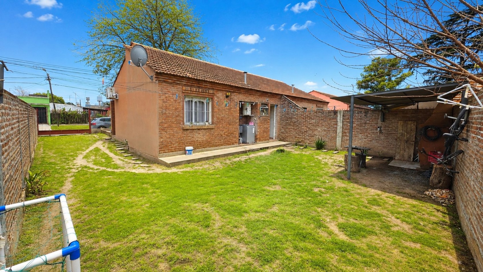 Casa 3 ambientes con amplio lote, entrada para varios autos y jardin - Malvinas Argentinas