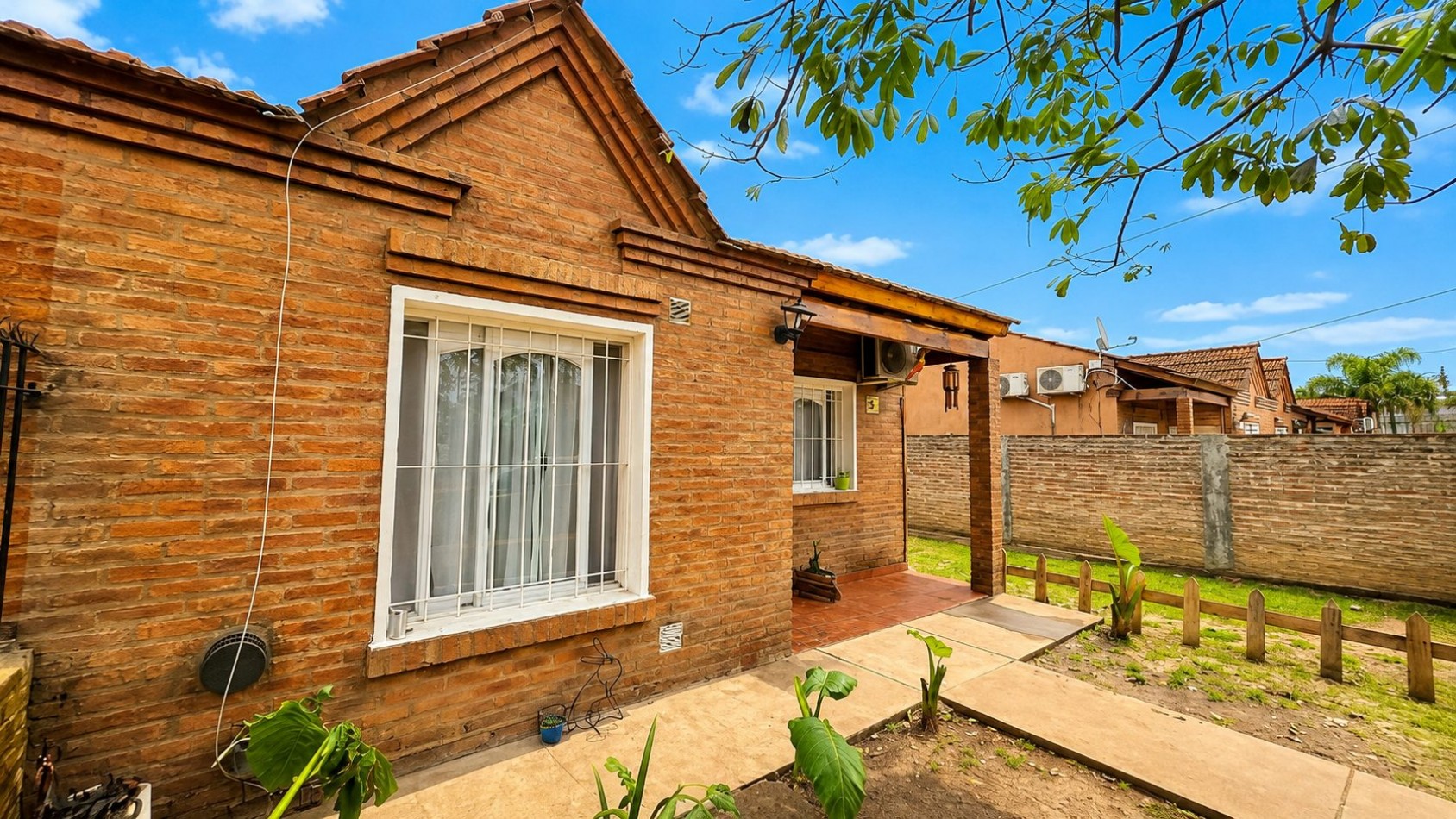 Casa 3 ambientes con amplio lote, entrada para varios autos y jardin - Malvinas Argentinas
