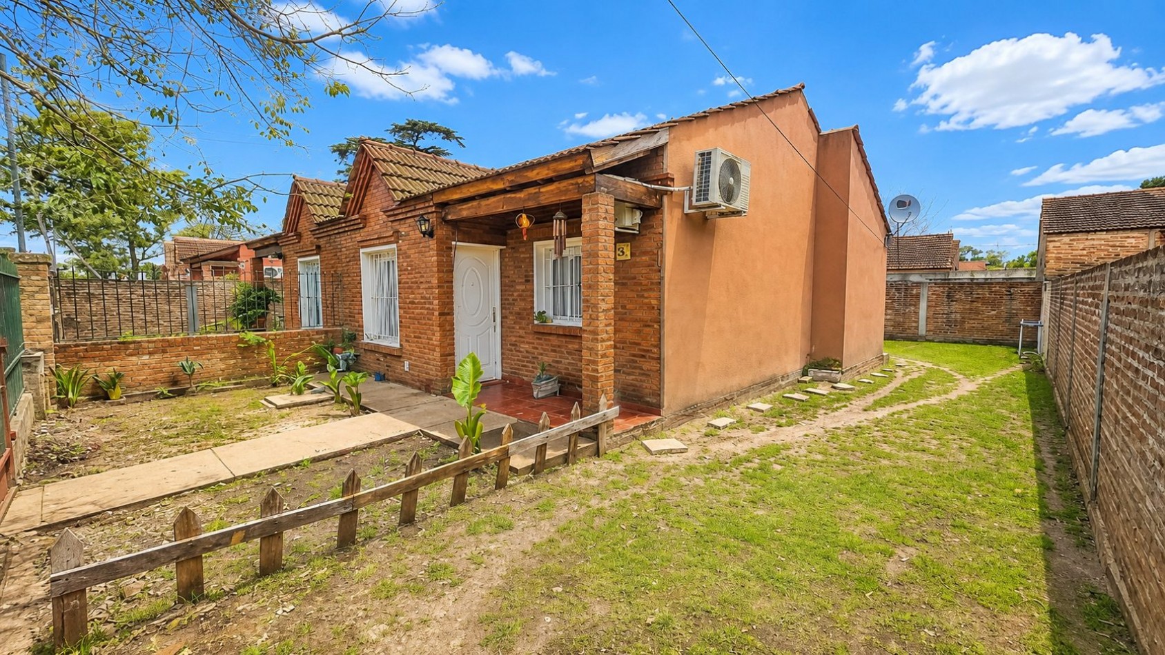 Casa 3 ambientes con amplio lote, entrada para varios autos y jardin - Malvinas Argentinas