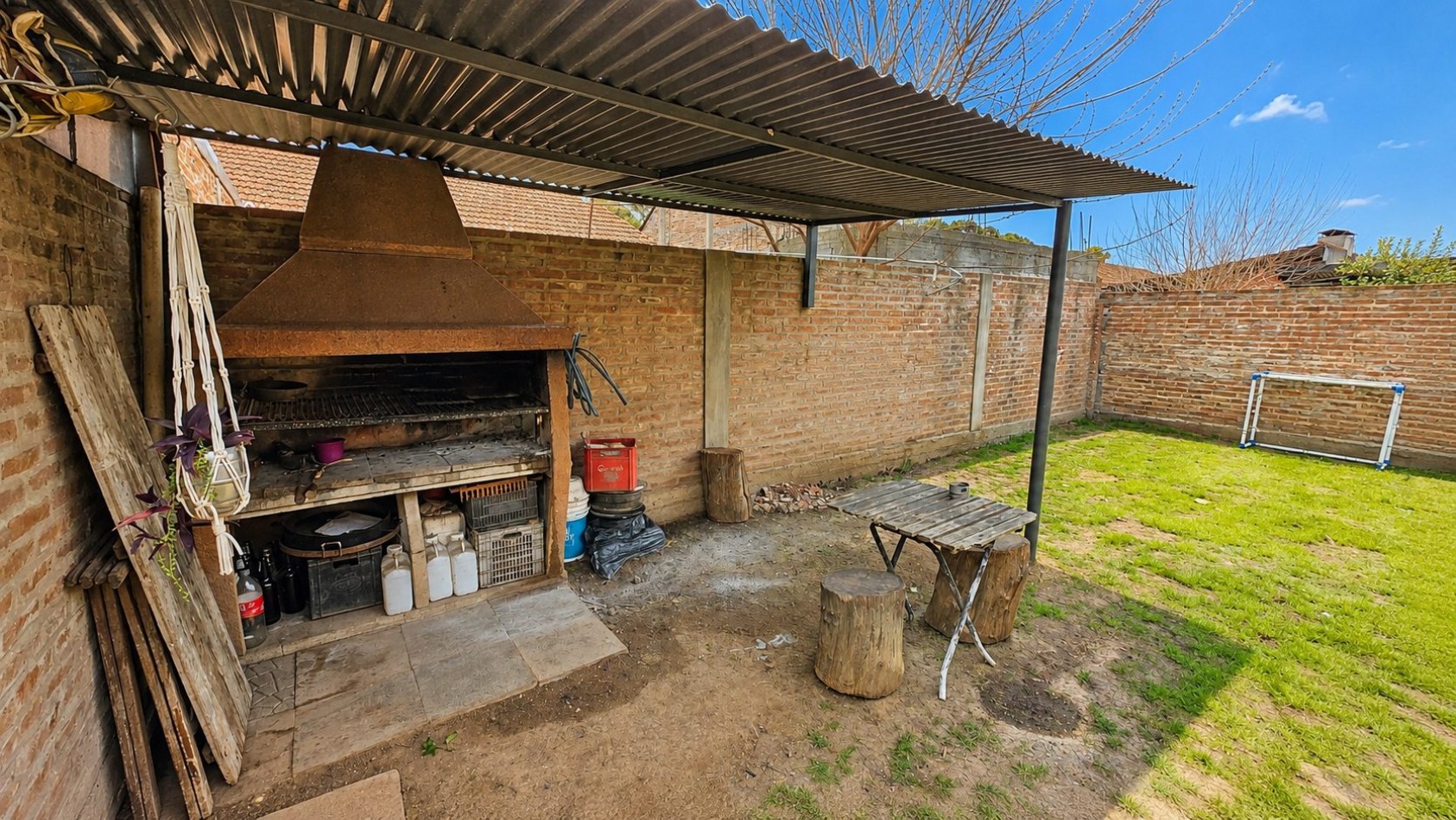 Casa 3 ambientes con amplio lote, entrada para varios autos y jardin - Malvinas Argentinas