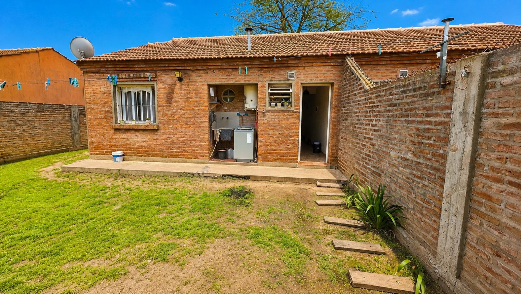 Casa 3 ambientes con amplio lote, entrada para varios autos y jardin - Malvinas Argentinas