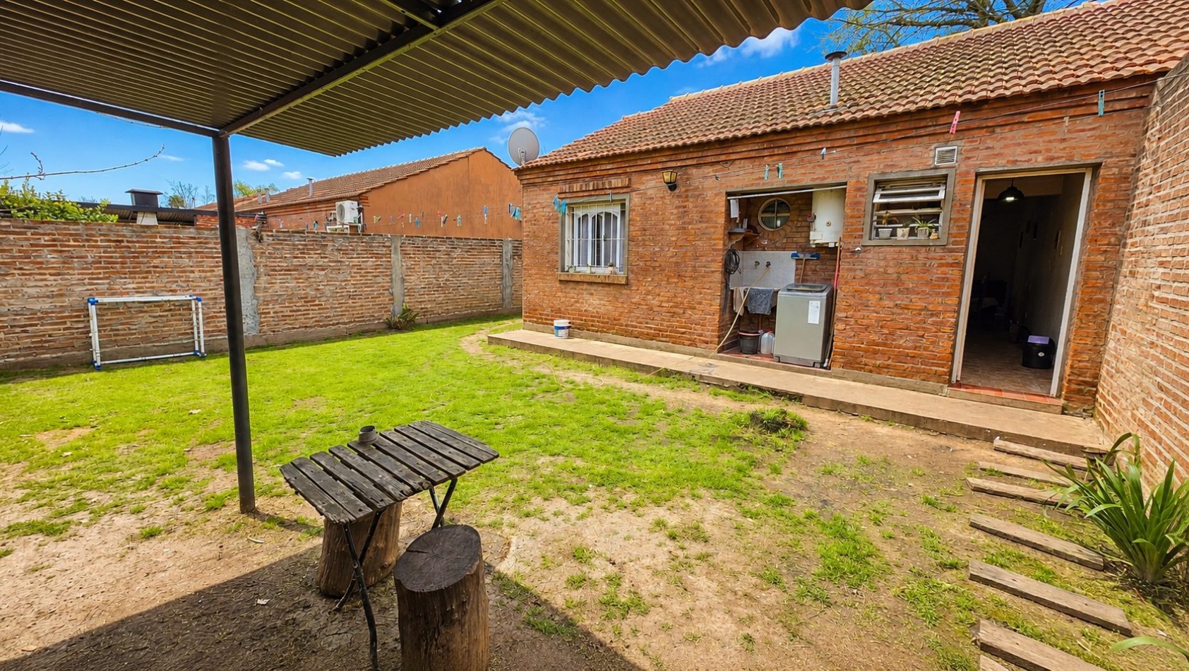 Casa 3 ambientes con amplio lote, entrada para varios autos y jardin - Malvinas Argentinas