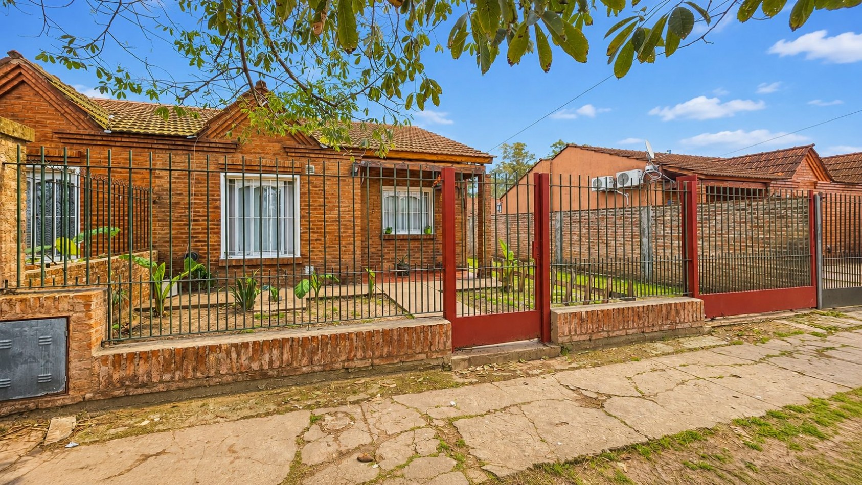 Casa 3 ambientes con amplio lote, entrada para varios autos y jardin - Malvinas Argentinas