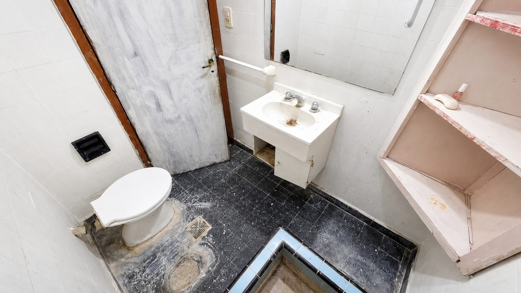 Casa + departamento de 2 ambientes al fondo | Acceso vehicular | Jardin | Propiedad a restaurar.