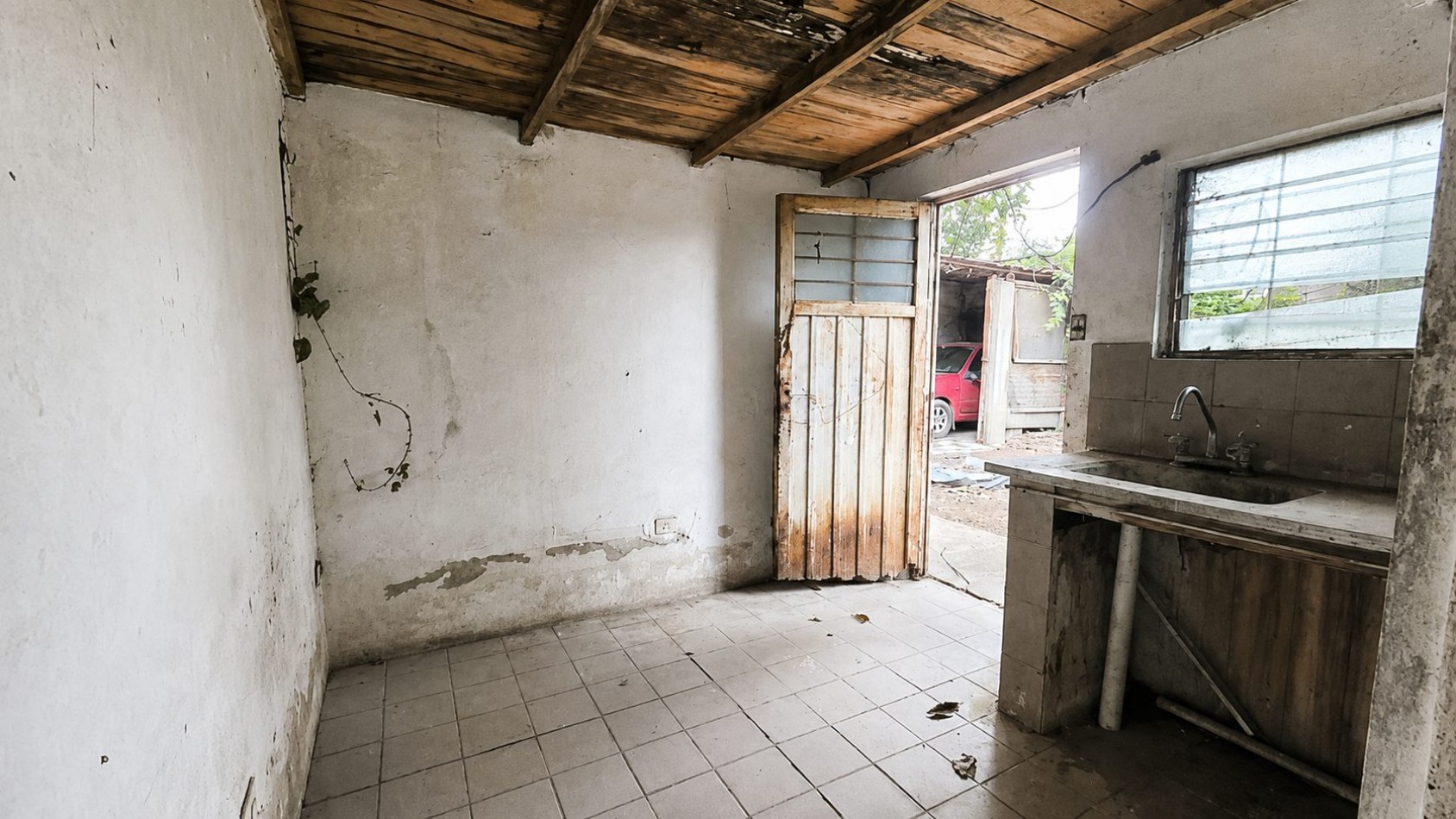 Casa + departamento de 2 ambientes al fondo | Acceso vehicular | Jardin | Propiedad a restaurar.