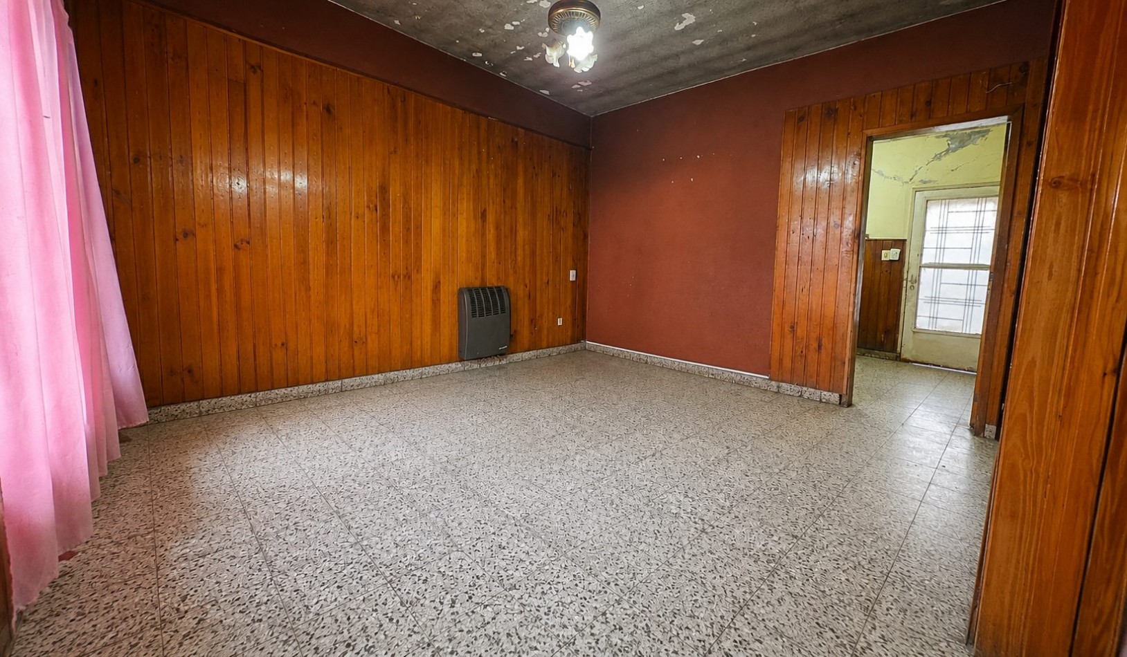 Casa + departamento de 2 ambientes al fondo | Acceso vehicular | Jardin | Propiedad a restaurar.