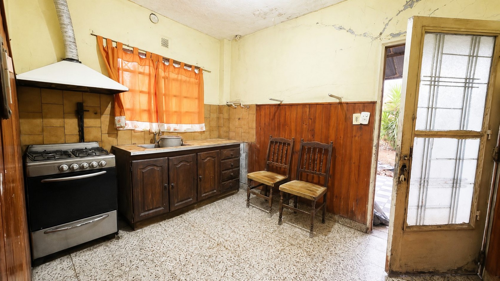 Casa + departamento de 2 ambientes al fondo | Acceso vehicular | Jardin | Propiedad a restaurar.