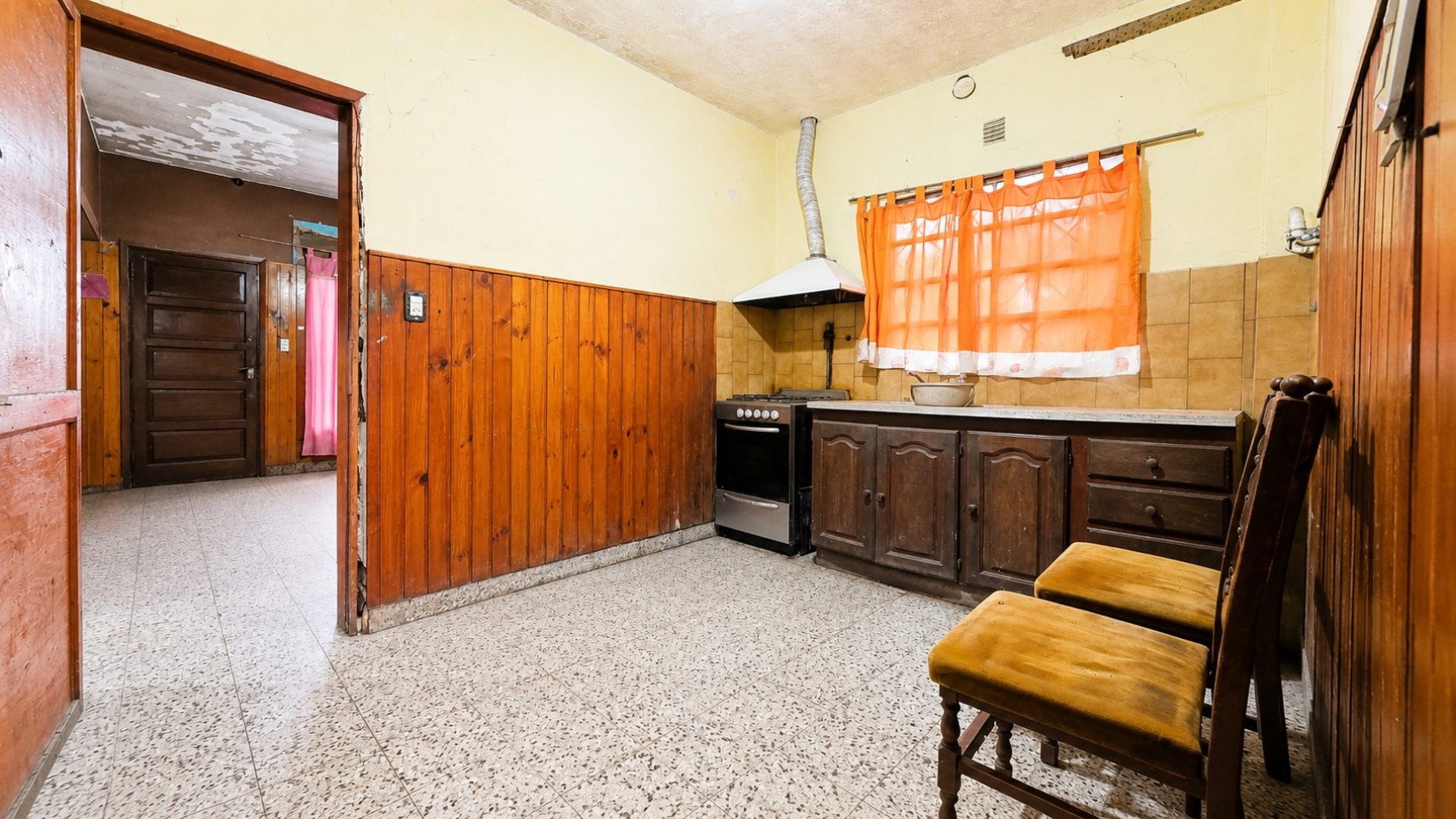 Casa + departamento de 2 ambientes al fondo | Acceso vehicular | Jardin | Propiedad a restaurar.