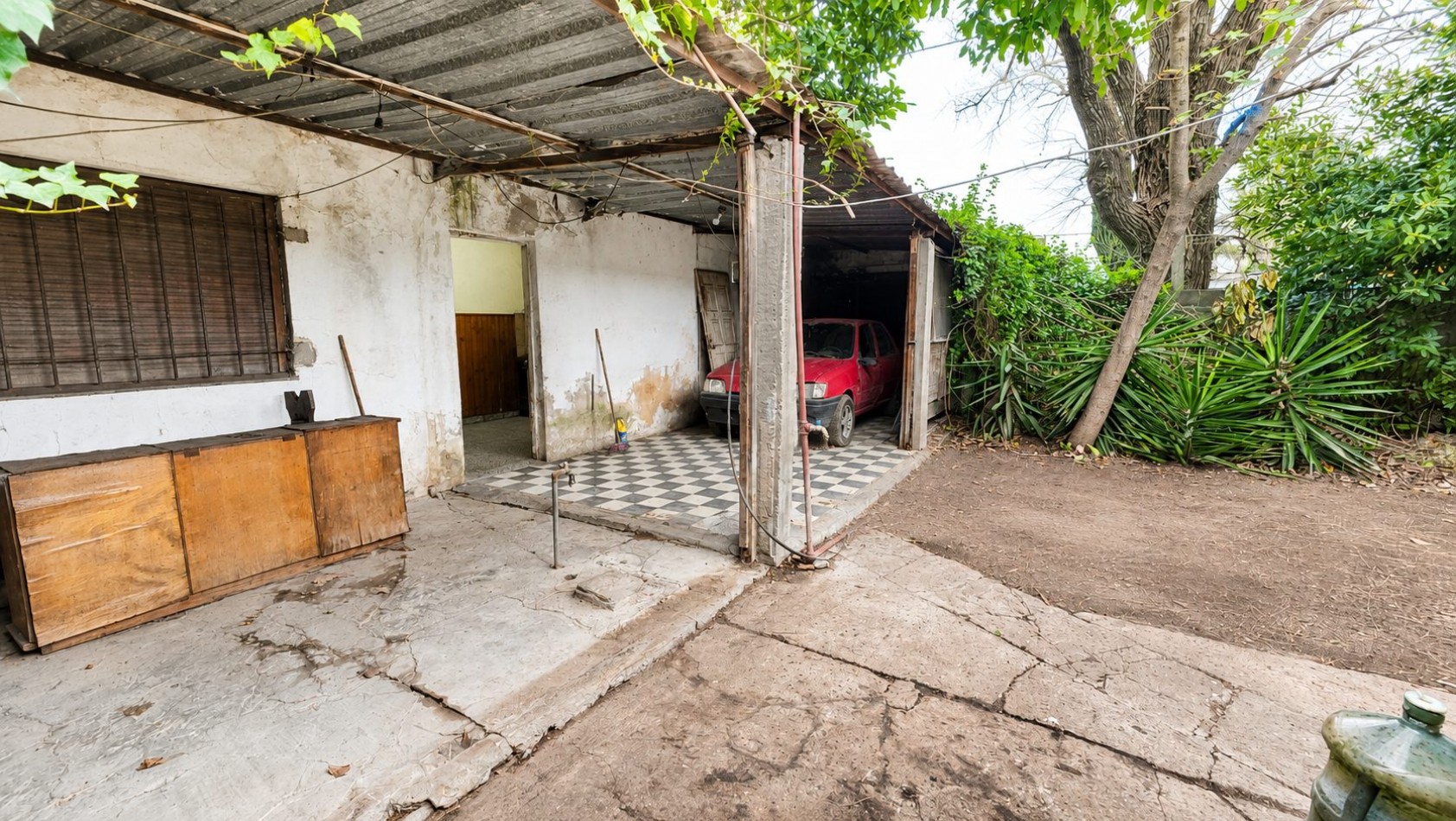 Casa + departamento de 2 ambientes al fondo | Acceso vehicular | Jardin | Propiedad a restaurar.