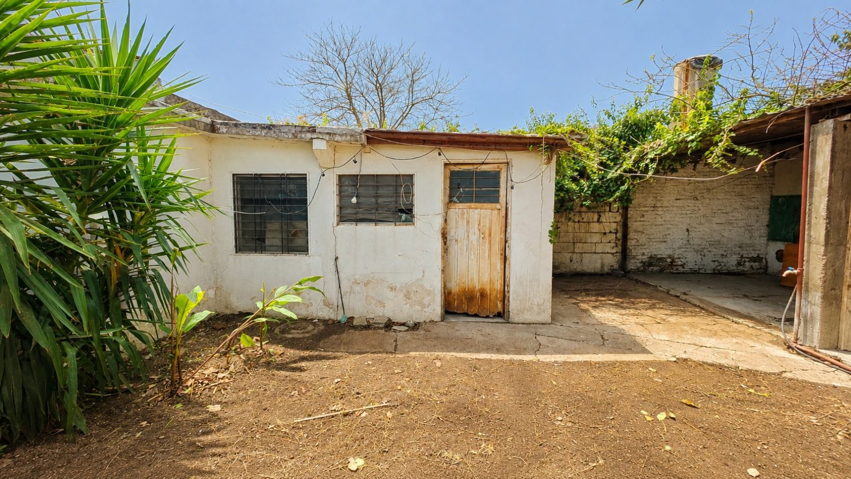 Casa + departamento de 2 ambientes al fondo | Acceso vehicular | Jardin | Propiedad a restaurar.