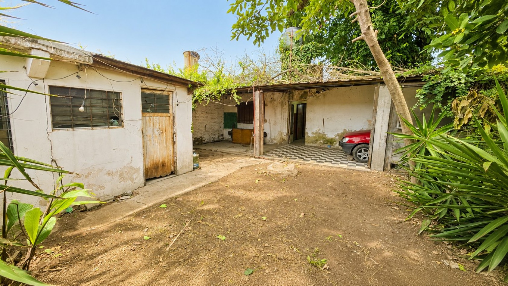 Casa + departamento de 2 ambientes al fondo | Acceso vehicular | Jardin | Propiedad a restaurar.