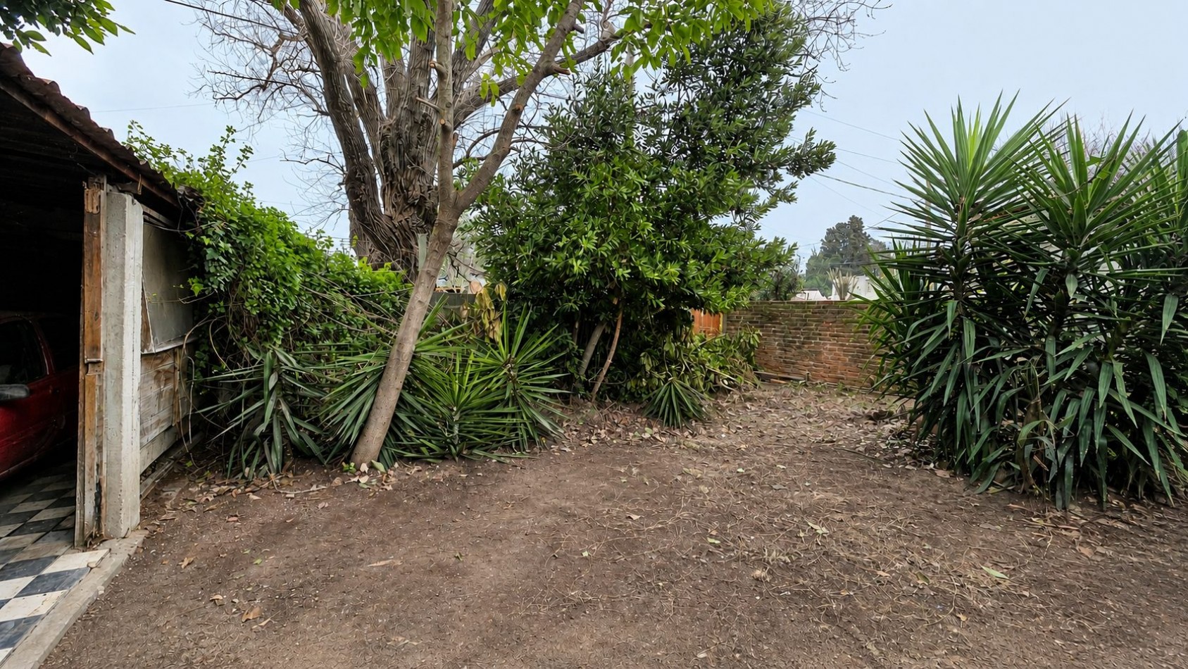 Casa + departamento de 2 ambientes al fondo | Acceso vehicular | Jardin | Propiedad a restaurar.