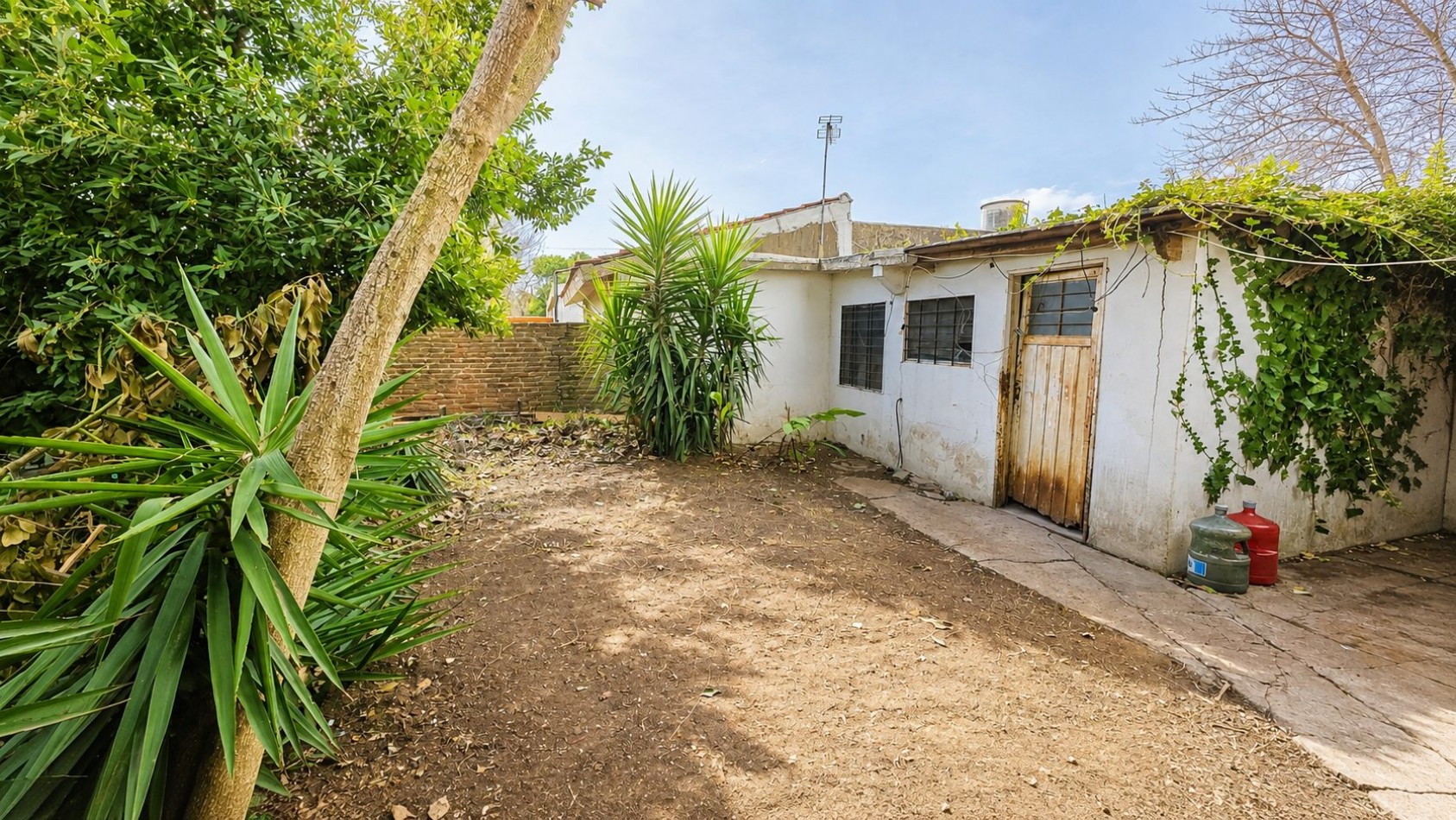 Casa + departamento de 2 ambientes al fondo | Acceso vehicular | Jardin | Propiedad a restaurar.