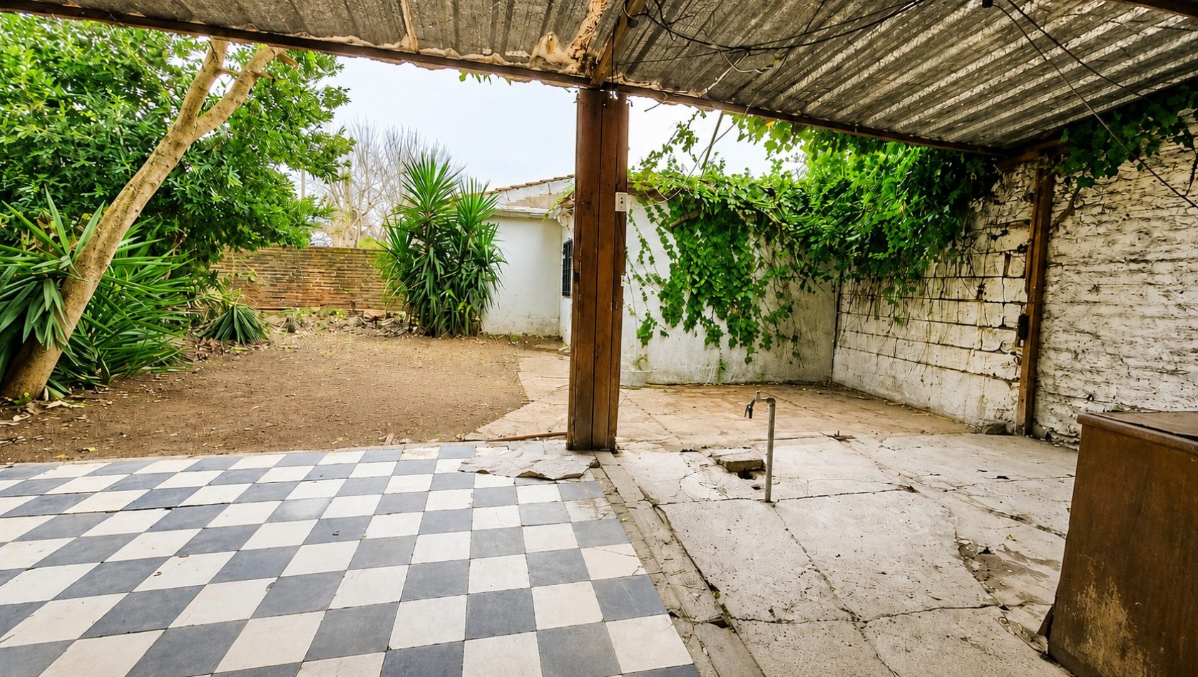 Casa + departamento de 2 ambientes al fondo | Acceso vehicular | Jardin | Propiedad a restaurar.