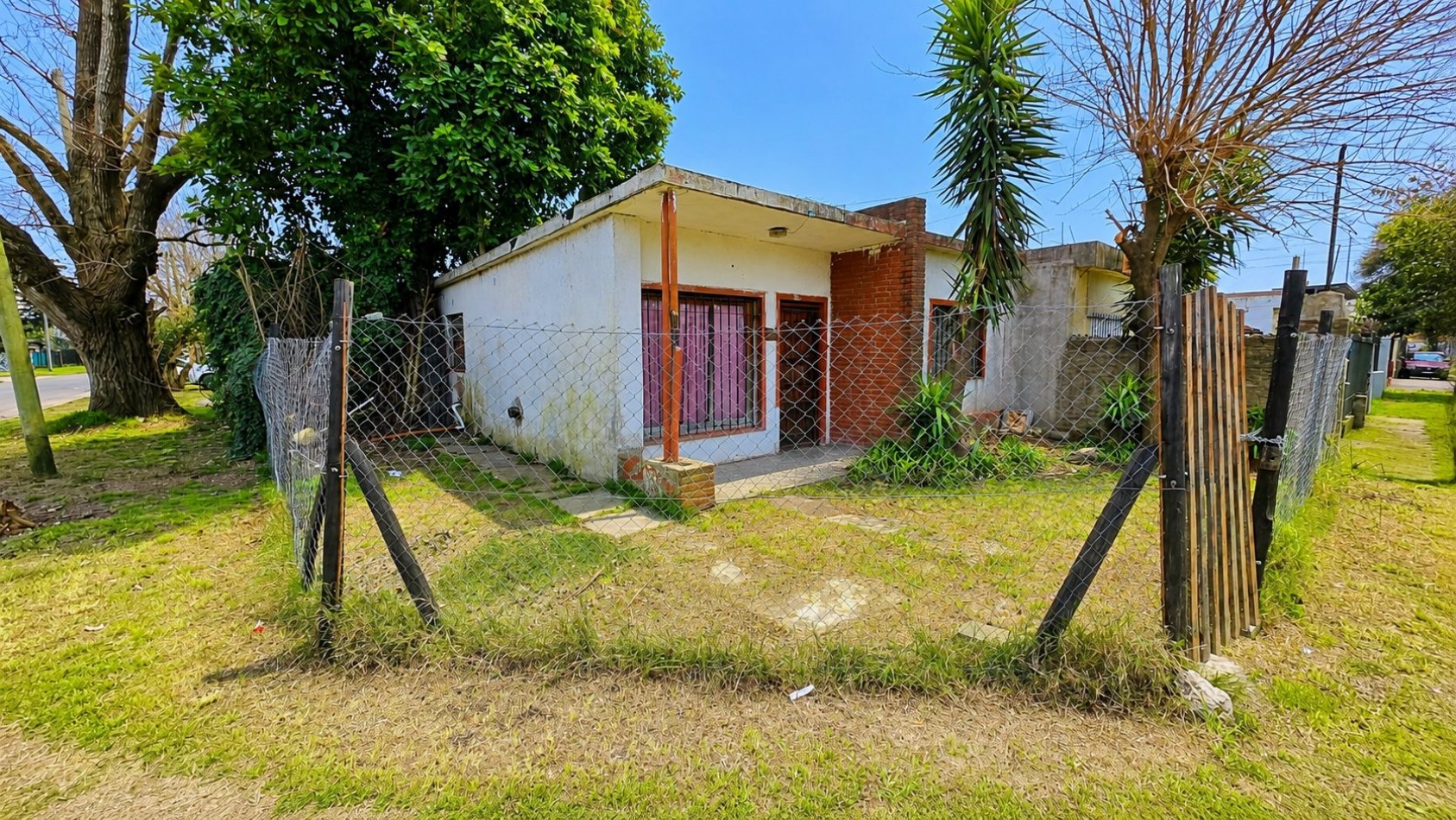 Casa + departamento de 2 ambientes al fondo | Acceso vehicular | Jardin | Propiedad a restaurar.