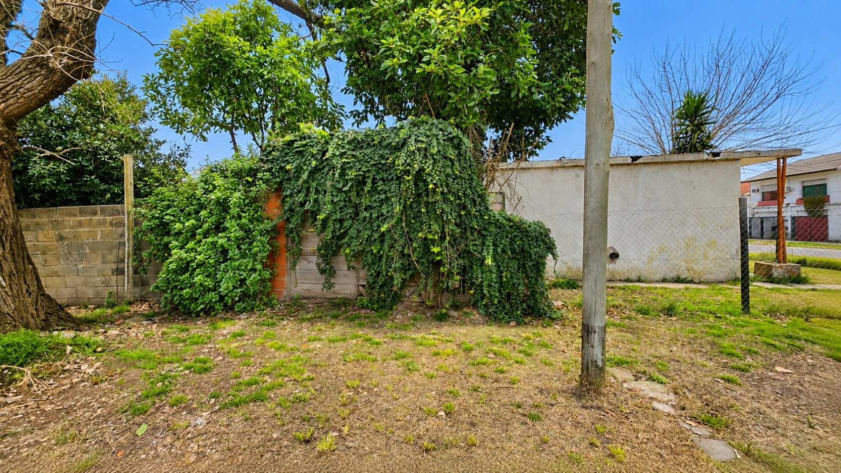Casa + departamento de 2 ambientes al fondo | Acceso vehicular | Jardin | Propiedad a restaurar.