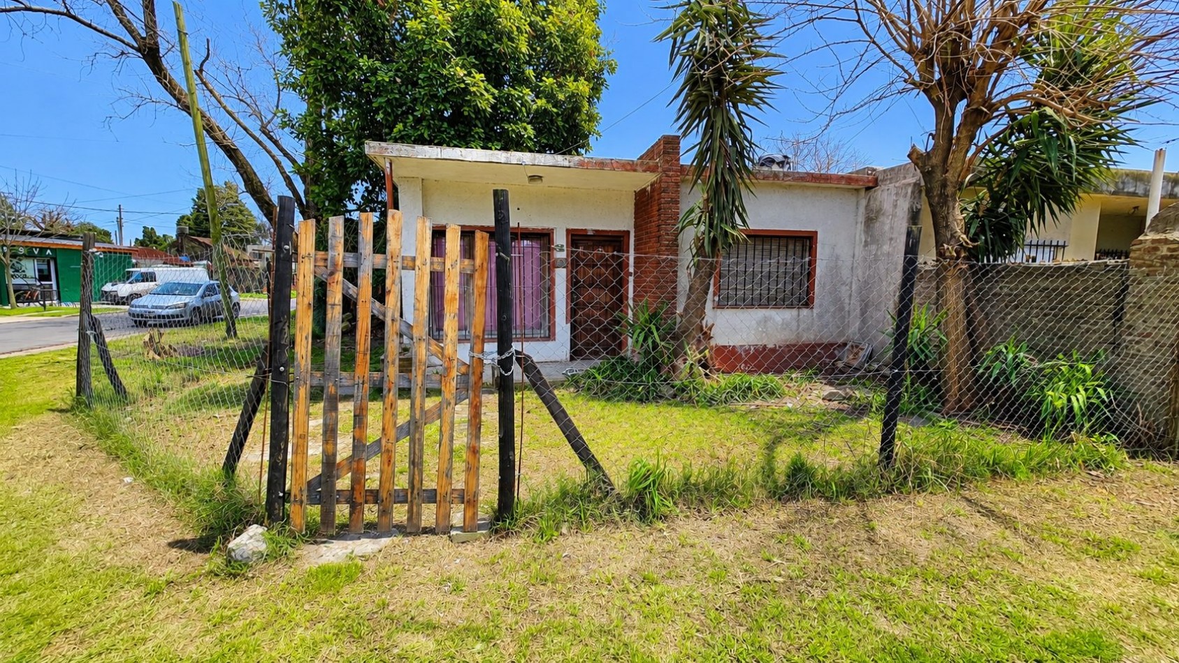 Casa + departamento de 2 ambientes al fondo | Acceso vehicular | Jardin | Propiedad a restaurar.