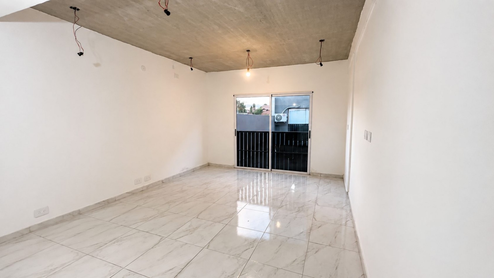 MONOAMBIENTE CON COCHERA Y BALCON - LOMAS DE ZAMORA