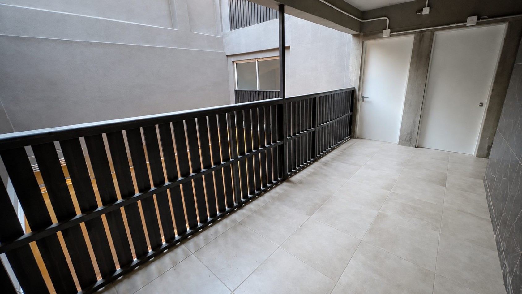 MONOAMBIENTE CON COCHERA Y BALCON - LOMAS DE ZAMORA