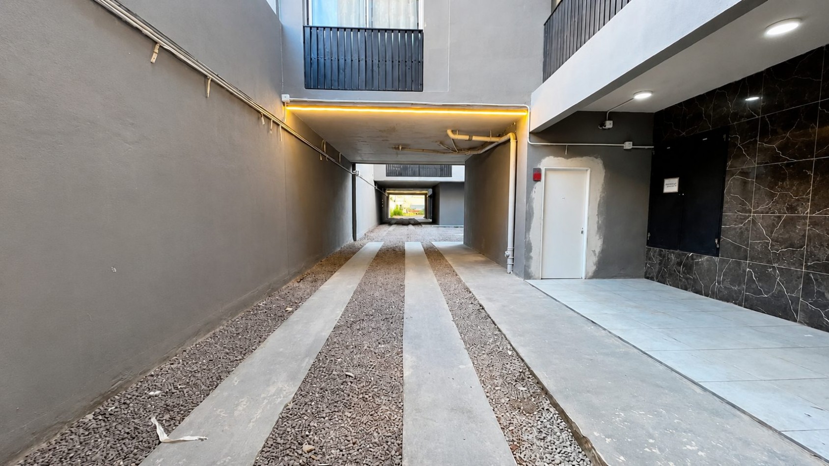 MONOAMBIENTE CON COCHERA Y BALCON - LOMAS DE ZAMORA
