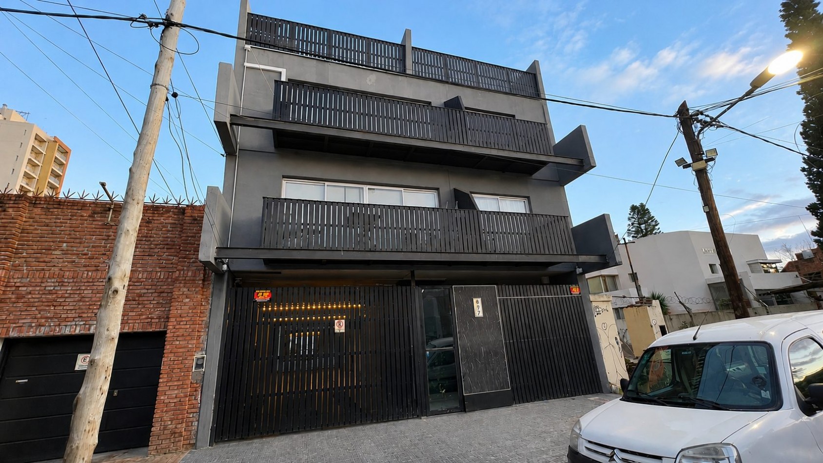 MONOAMBIENTE CON COCHERA Y BALCON - LOMAS DE ZAMORA