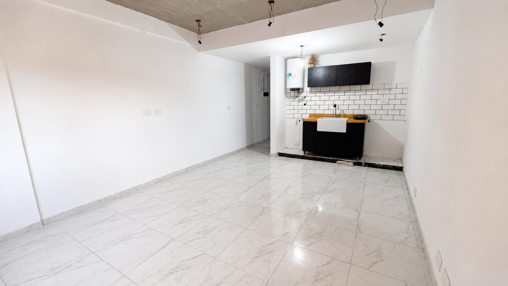 MONOAMBIENTE CON COCHERA Y BALCON - LOMAS DE ZAMORA