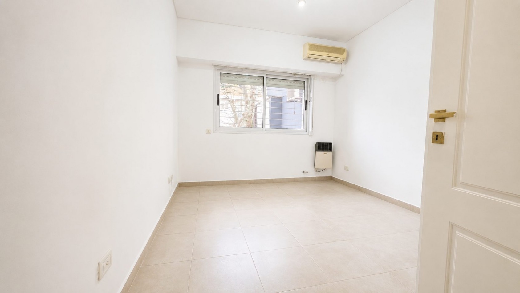 Departamento 2 ambientes con patio, cochera y baulera - Lomas de Zamora