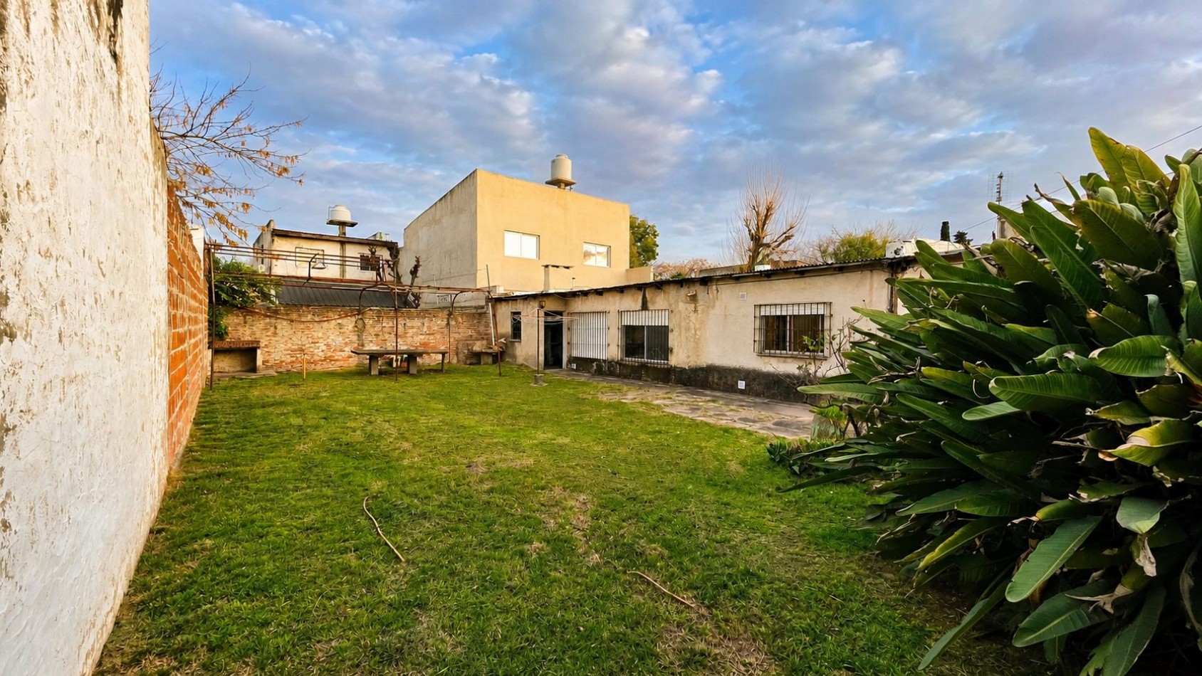 Casa a restaurar sobre doble lote - 437,50 m² - Luis Guillon