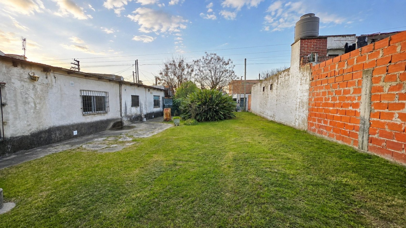 Casa a restaurar sobre doble lote - 437,50 m² - Luis Guillon