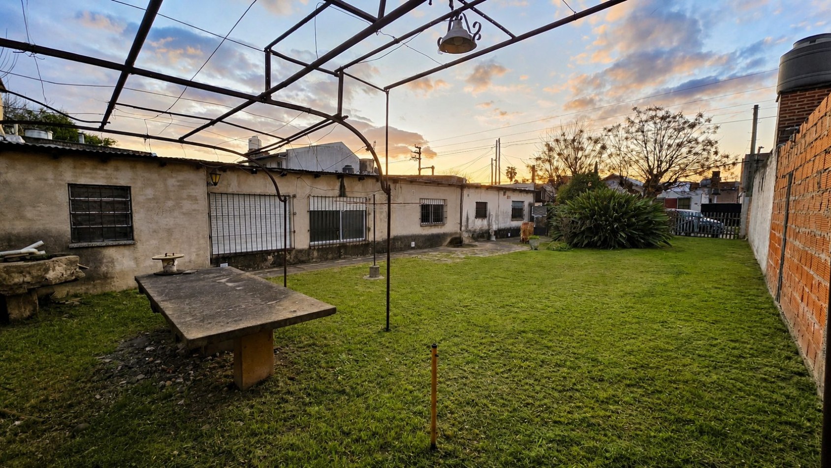 Casa a restaurar sobre doble lote - 437,50 m² - Luis Guillon