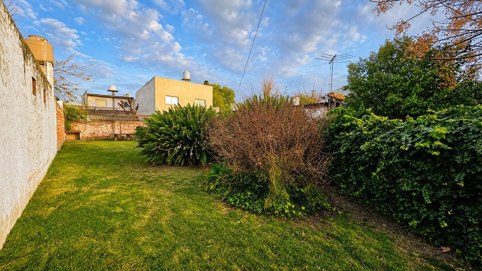 Casa a restaurar sobre doble lote - 437,50 m² - Luis Guillon
