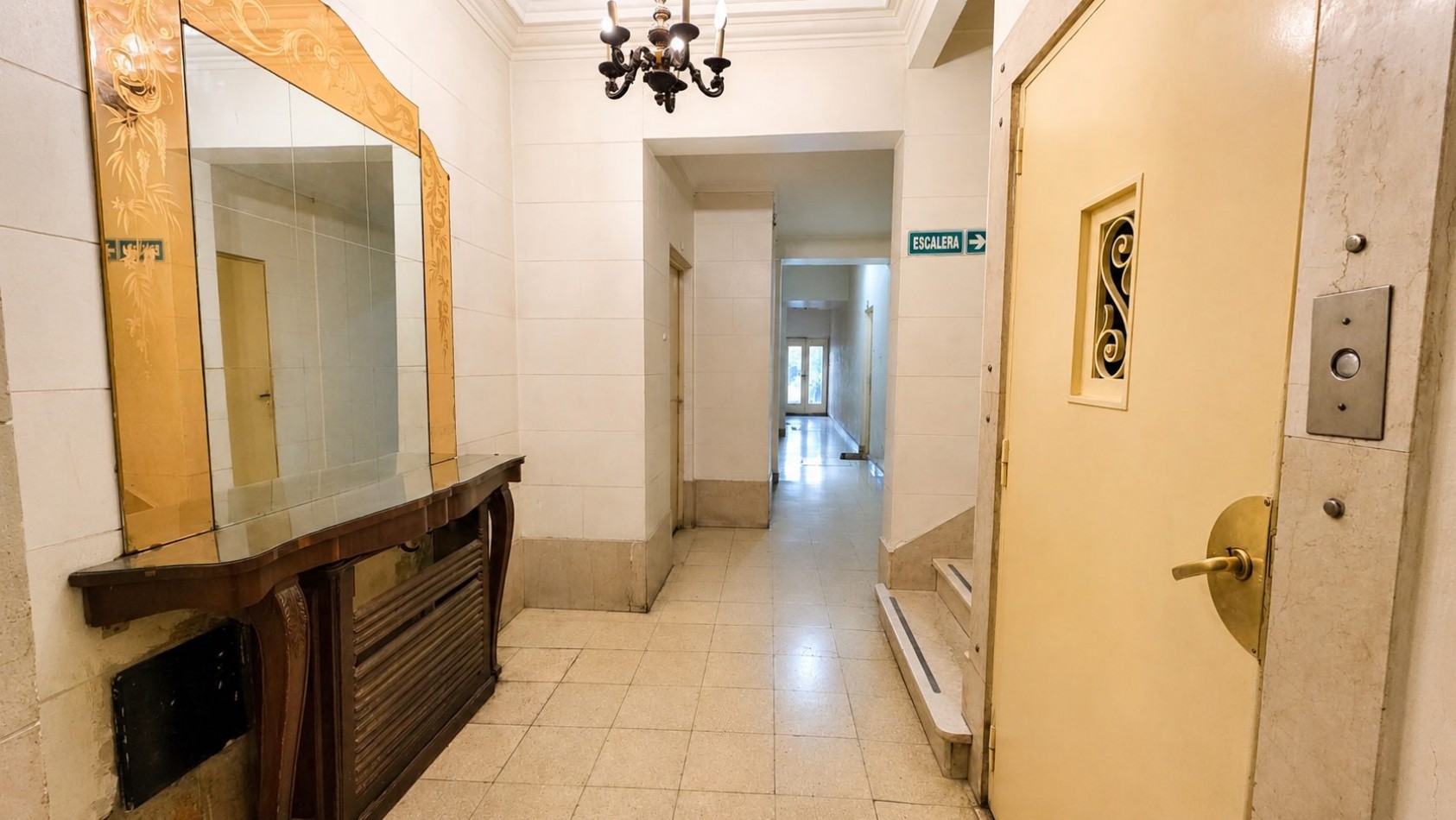 Monoambiente en planta baja con patio cerca de UADE