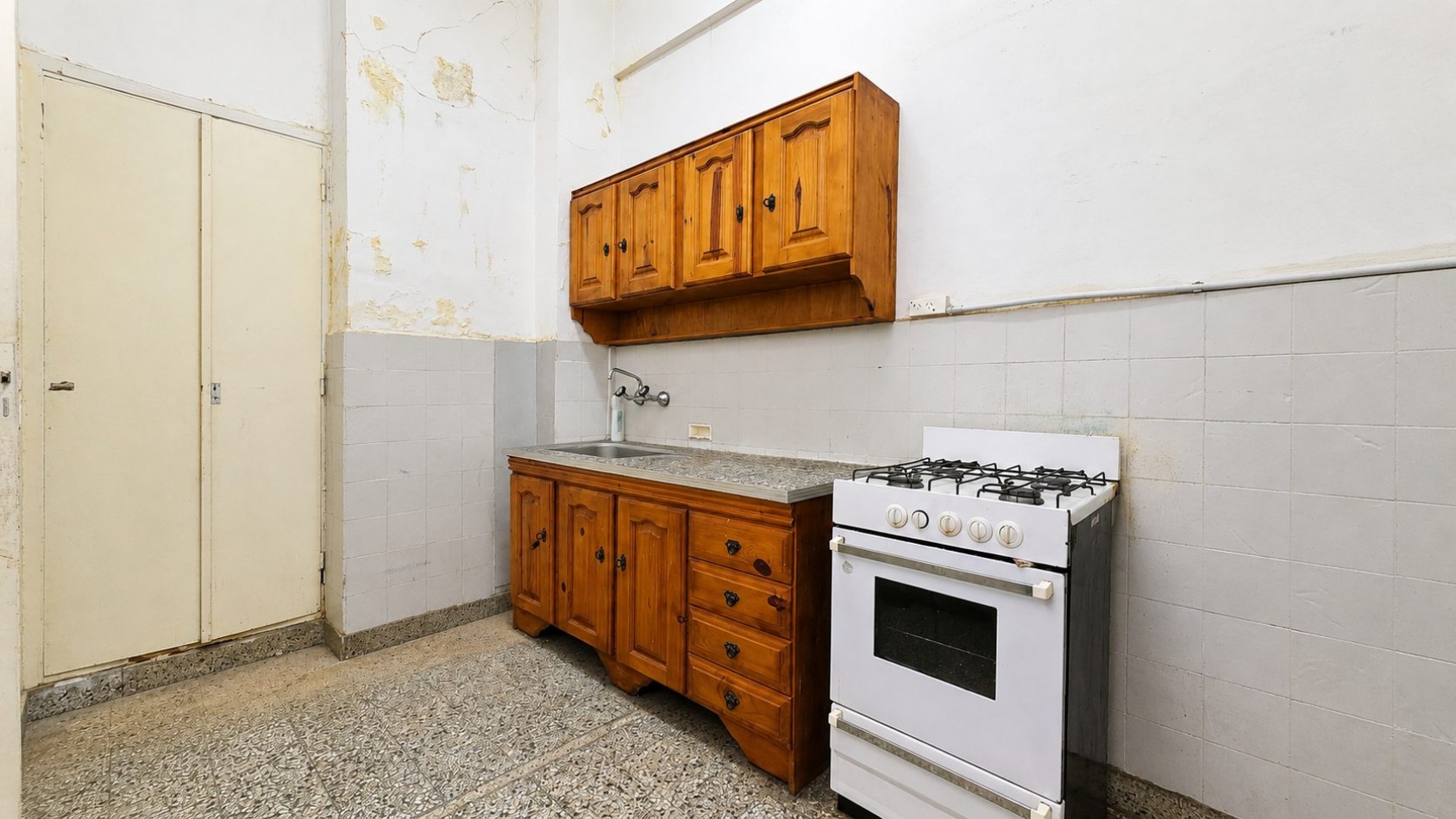 Monoambiente en planta baja con patio cerca de UADE