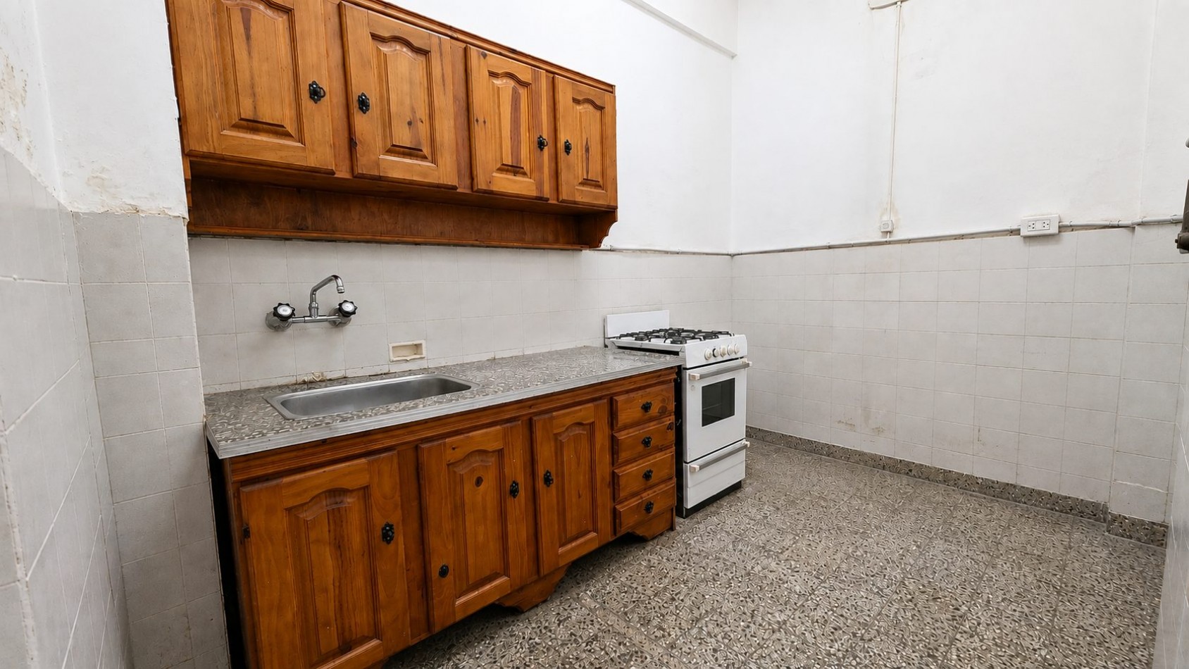 Monoambiente en planta baja con patio cerca de UADE